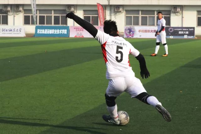 媒体人：新疆球员刘懿霆在体测中膝盖受伤